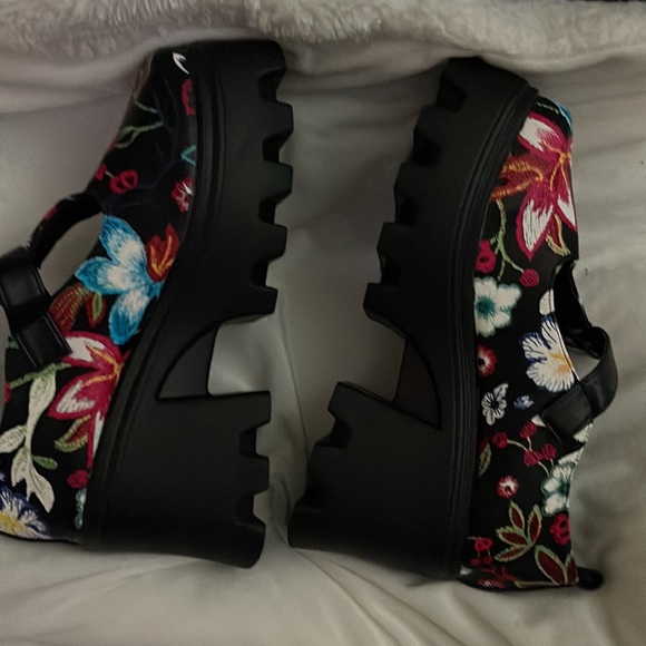 Mary Jane Painting Design - Picture 2 of 4